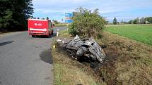 Nehoda se stala na zhruba jedenáctém kilometru na trase z obce Točník na Březovou. Ihned po nárazu do betonového mostku automobil začal hořet.