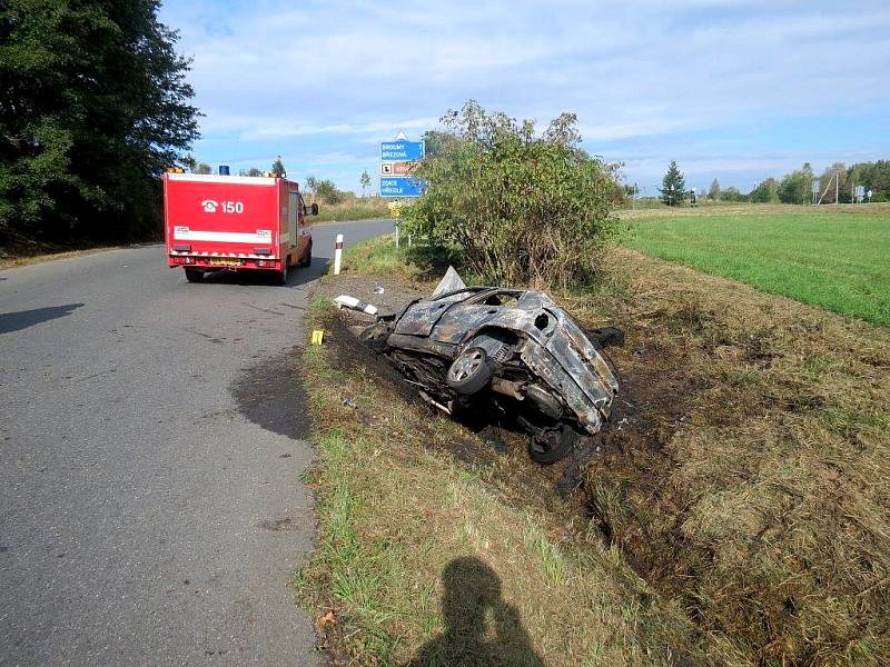 Nehoda se stala na zhruba jedenáctém kilometru na trase z obce Točník na Březovou. Ihned po nárazu do betonového mostku automobil začal hořet.