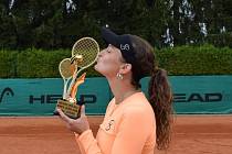 Jesika Malečková se laská s trofejí z Jablonce.