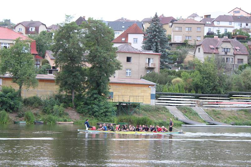 V berounském autokempu bylo o víkendu rušno. Konal se zde už 13. ročník závodů dračích lodí Berounský drak. Jeho součástí byl i Lunapark pro děti.