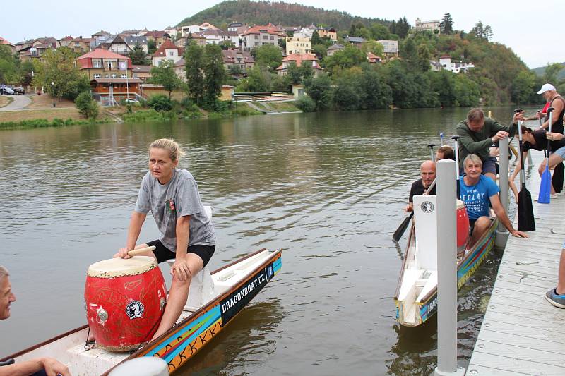 V berounském autokempu bylo o víkendu rušno. Konal se zde už 13. ročník závodů dračích lodí Berounský drak. Jeho součástí byl i Lunapark pro děti.