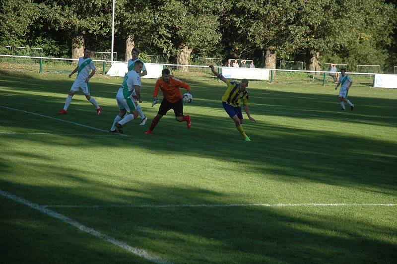 Z fotbalové I.B třídy, sk. E: AFK Loděnice - TJ Sokol Daleké Dušníky 5:1 (4:0).