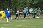 Jeden z nejlepších hráčů Hořovicka v duelu s Domažlicemi Jan Šubert (v modrém) se snaží obalamutit odchovance Hořovic v dresu Jiskry Martina Hrubého.