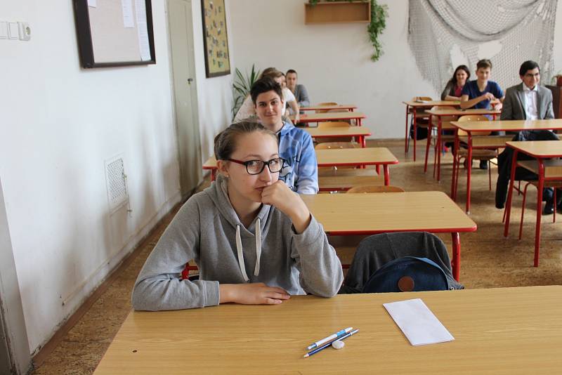 V berounském regionu ve středu začalo první kolo přijímacích zkoušek na střední školy. V berounské obchodní akademii a pedagogické škole včera usedlo k písemným zkouškám celkem 183 dětí.