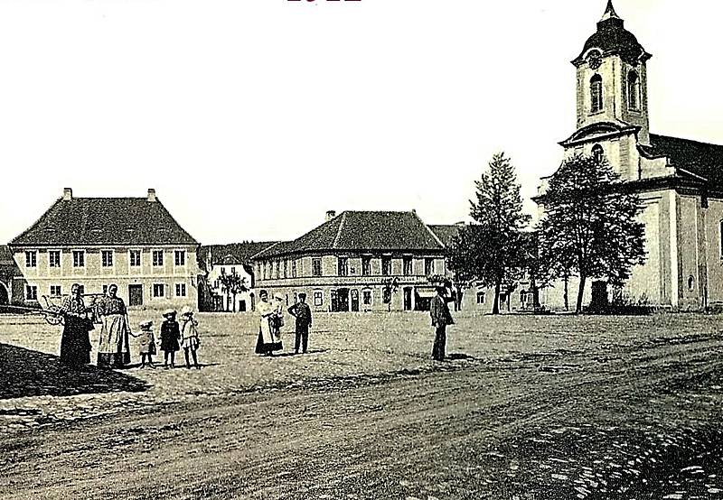 Obyvatelé Žebráku na náměstí v roce 1912.