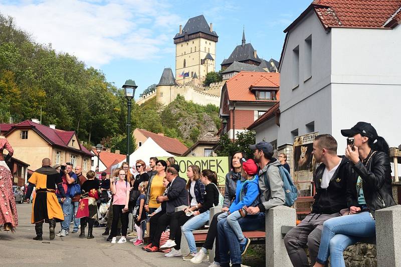 Z císařského průvodu v rámci Karlštejnského vinobraní.