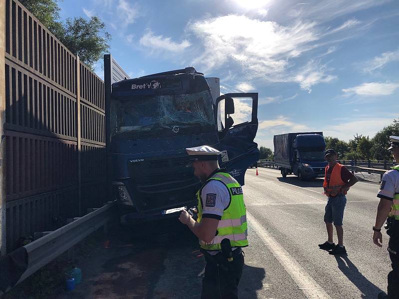 Na dálnici D5 ve směru na Prahu se střetly dva kamiony.