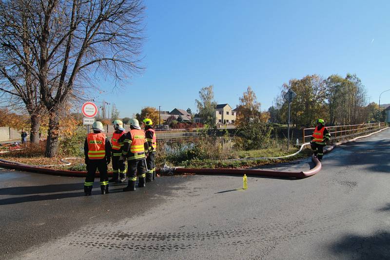 Cvičný požár hradu Karlštejn likvidovalo 14 jednotek.