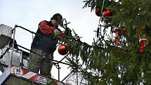 Zdobení stromu a instalace kluziště na Husově náměstí v Berouně.