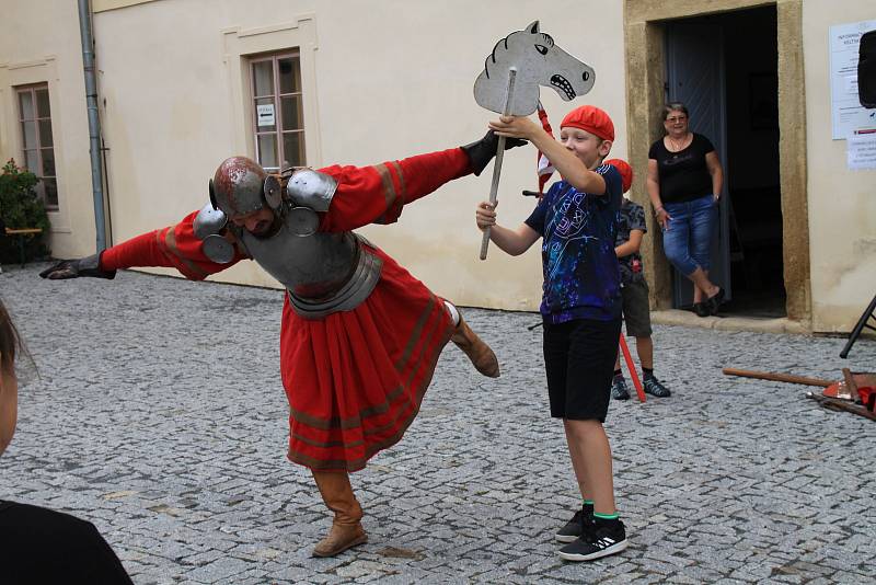 Ze šermířského setkání na zámku Nižbor.