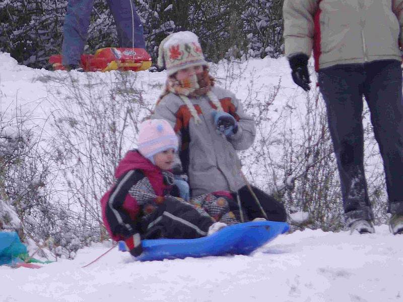 Sníh dokázal potěšit především děti.