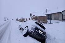 U Želkovic na Berounsku sjelo auto značky Land Rover do příkopu.