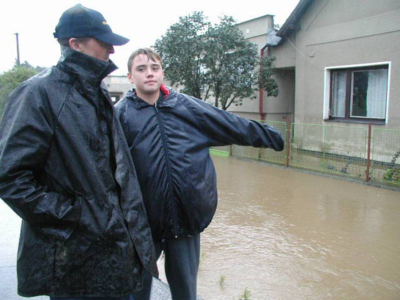 Povodeň před patnácti lety připravila tisíce lidí nejen o domov, ale i o práci. Podnikatelé i obchodníci museli nejprve několik týdnů své obchody i restaurace vyklízet, než je mohli znovu otevřít.Foto: Romana Šimková a archiv deníku