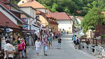 Na Tetín dorazil v sobotu 2. června průvod vévody Štěpána, další den pokračoval na Karlštejn v rámci královského průvodu.