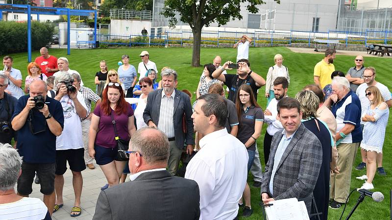 Ze slavnostního otevření berounského venkovního koupaliště na Velkém sídlišti.