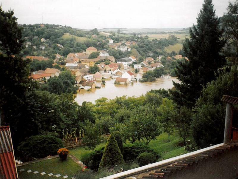 V roce 2002 přišly stovky rodin v Hýskově, Nižboru, Srbsku, Karlštejně i Zadní a Hlásné Třebani o střechu nad hlavou. Dodnes nejsou před velkou vodou chráněni. Protipovodňová opatření se zrealizovala pouze v Berouně a Králově Dvoře.