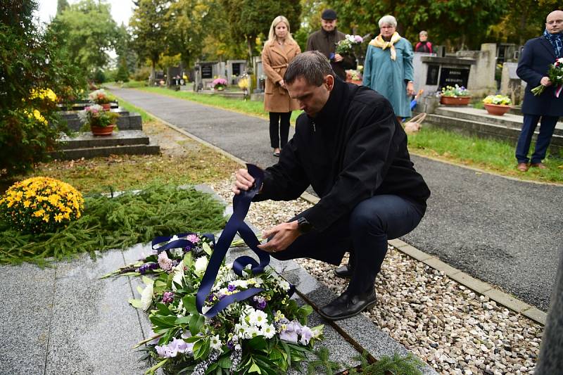 Z pietního aktu u hrobu umělce Václava Talicha na hřbitově v Berouně.