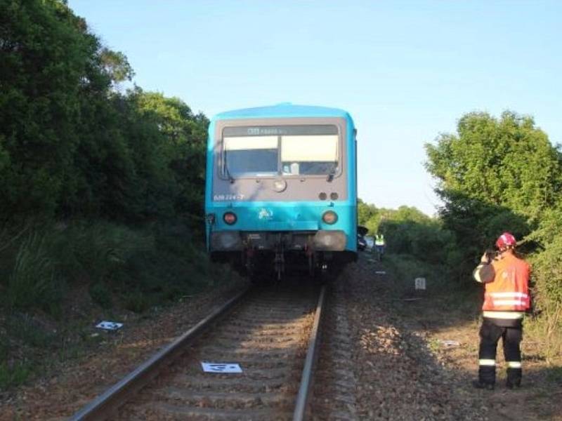 Při nehodě osobního auta a vlaku zemřel spolujezdec čtyřčlenné posádky osobního vozu.