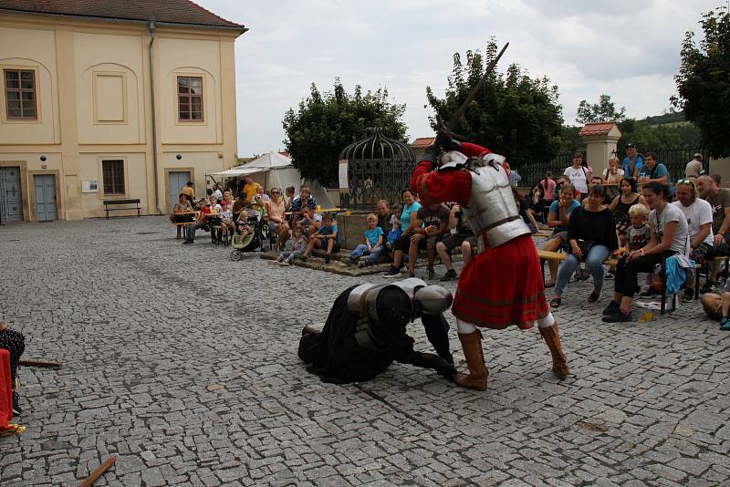 Ze šermířského setkání na zámku Nižbor.