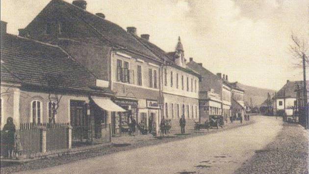Na fotografii z třicátých let minulého století je zachycena Plzeňská ulice v Loděnici.