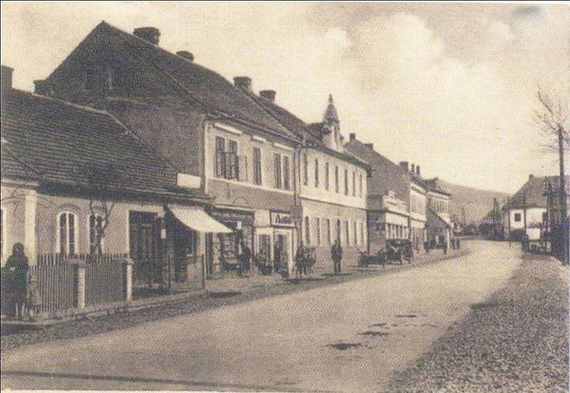 Na fotografii z třicátých let minulého století je zachycena Plzeňská ulice v Loděnici.