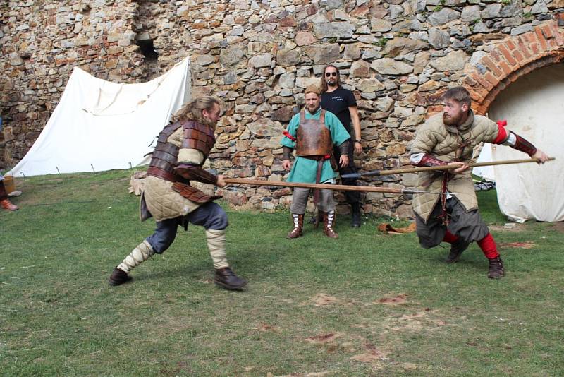 Šermířská utkání z drsného středověku, dobové stánky a další historické zajímavosti si v sobotu užili návštěvníci hradu Točník. 