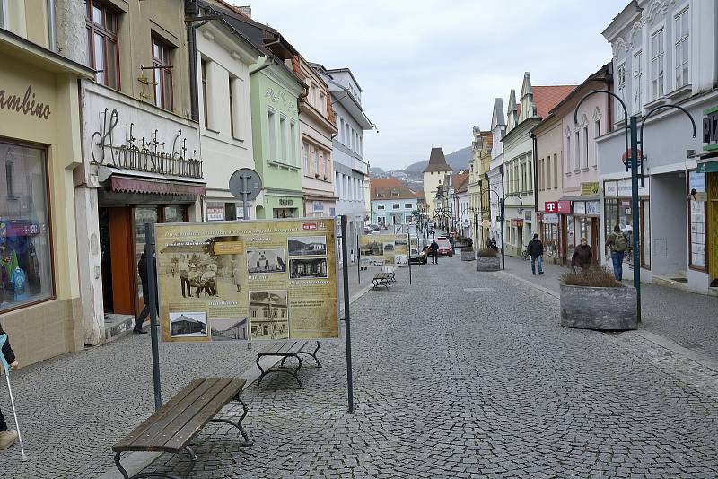 Galerie Pěší zóna pod horní věží.