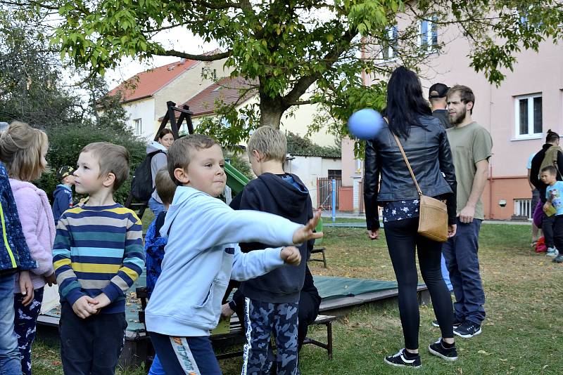 Ze zahradní slavnosti v Mateřské škole Vrchlického v Berouně.