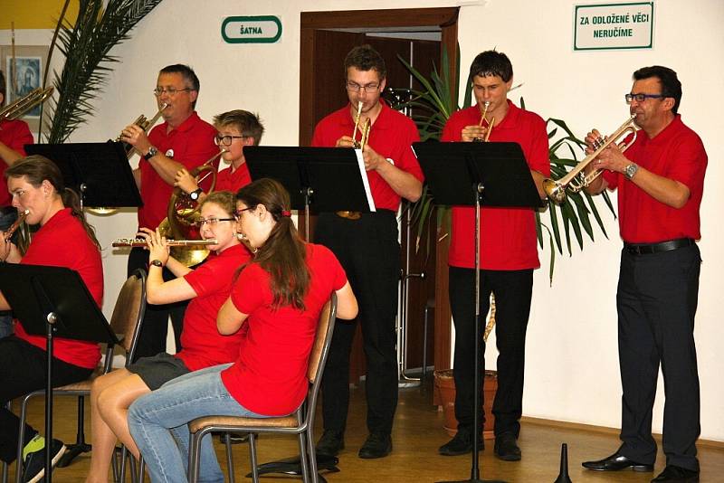V rámci týdne sociálních služeb vystoupili v Domově Penzionu pro seniory žáci tanečního oddělení a Oddechový orchestr ZUŠ Beroun. 