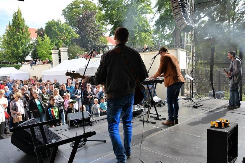 Oblíbený Letní festival plný kulinářských specialit  a doplněný příjemnou hudbou se opět po roce uskutečnil v zahradě Kladenského zámku. Pochoutky i mediální hvězdy přilákali do areálu na setkání opět mnoho návštěvníků z Kladna i okolí.