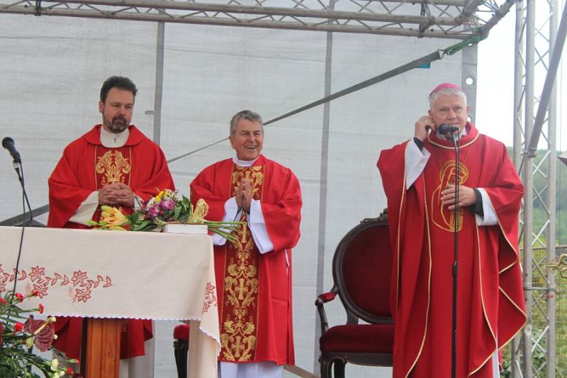 Desítky Ludmil z Česka, ale i Slovenska a stovky dalších lidí přijely v sobotu na Svatoludmilskou pouť, která se už tradičně konala v obci Tetín.