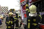 Z prověřovacího cvičení hasičů zaměřeného na bytové požáry ve výškových budovách v Berouně.