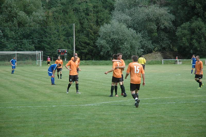 Nováček třetí třídy Praskolesy (v oranžovém) nasázel v úvodním kole Nižboru pět gólů.