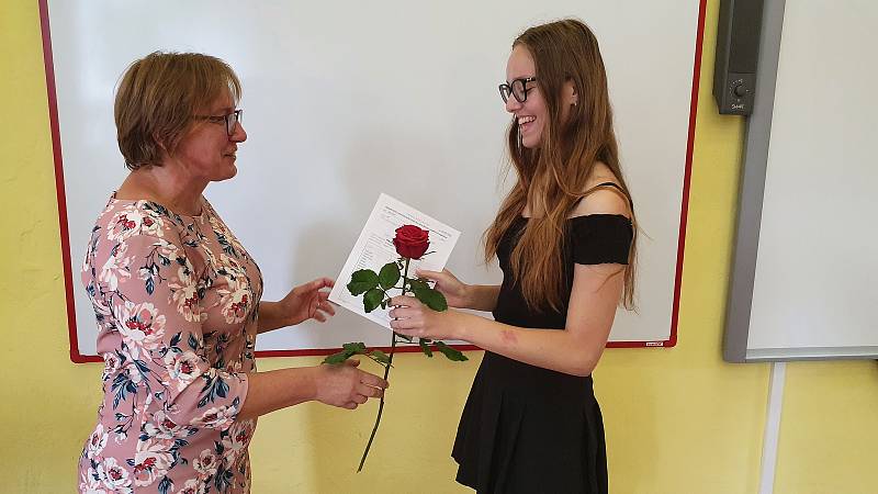 Konec školního roku a rozdávání vysvědčení na Základní škole v Lochovicích.