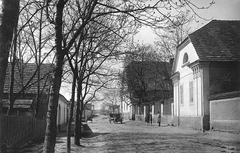 Výjezd z Neumětel směrem na Lochovice. Vlevo je část stříšky pomníku Šemíka. První budova vpravo je dům správce místního velkostatku. Vyfoceno někdy kolem roku 1940, možná těsně po 2. světové válce.