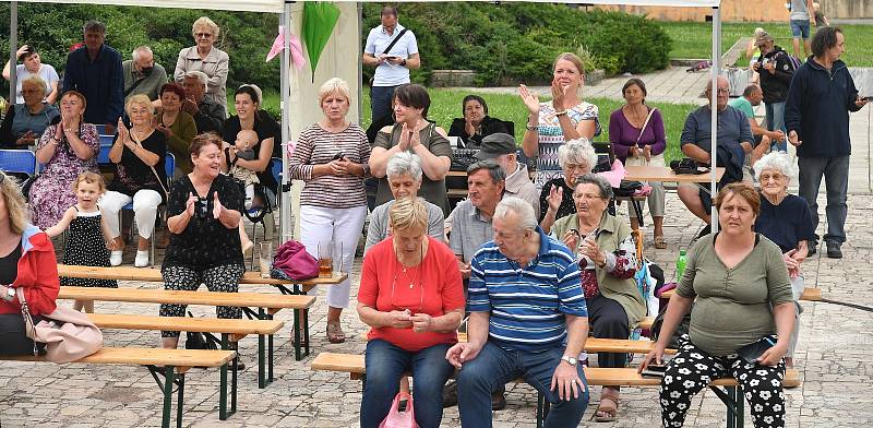 Odpoledne u Hvězdy s dechovou a cimbálovou muzikou, Beroun.