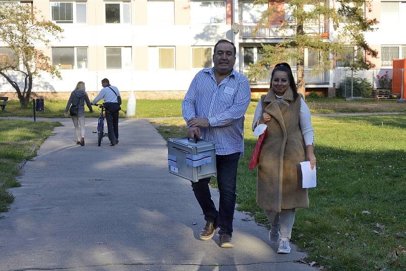 V Berouně vyrazil mobilní tým s urnou za voliči.