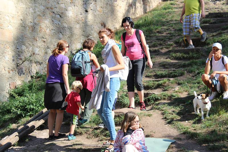 Točník o víkendu 15. a 16. září ovládli indiáni a otevřeli jeho brány dětem.