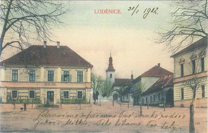 Budova loděnické školy, jak ji zachytila pohlednice z roku 1912.