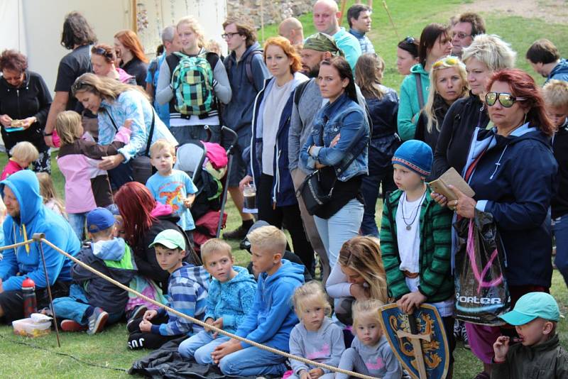 Šermířská utkání z drsného středověku, dobové stánky a další historické zajímavosti si v sobotu užili návštěvníci hradu Točník. 