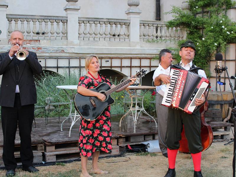 V zahradě zámku v Mníšku pod Brdy se v podání zadnotřebaňských ochotníků uskutečnila další derniéra muzikálu Postřižiny.