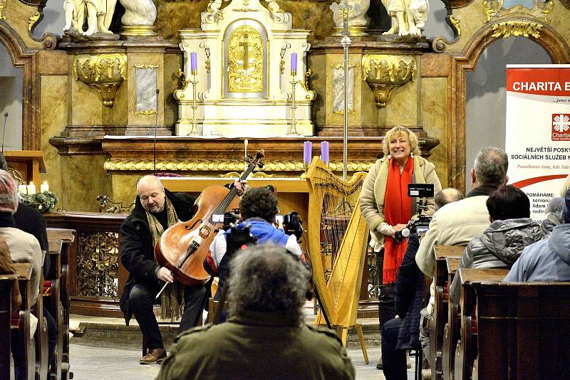 Z koncertu hudebního dua Bárka v kostele svatého Jakuba v Berouně.