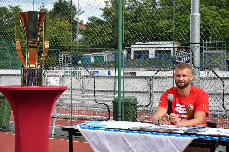 Hokejista Třince Martin Růžička s pohárem mistrů doma v Berouně.