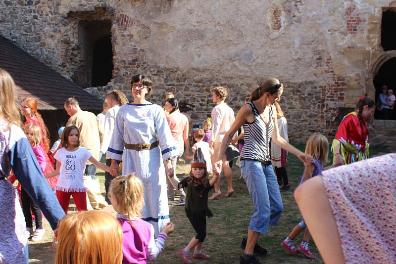 Točník o víkendu 15. a 16. září ovládli indiáni a otevřeli jeho brány dětem.