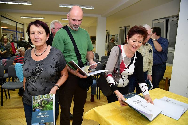 Ze křtu knihy 'Tajemství řeky Klabavy' v knihovně ve Strašicích.