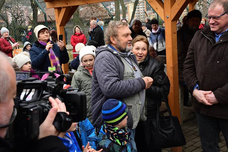 Z oslavy dvacátých narozenin medvědů Kuby a Matěje v areálu medvědária na Městské hoře v Berouně.