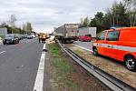 Nehoda nákladního automobilu, který převážel ovesnou mouku, na dálnici D5 u Rudné.