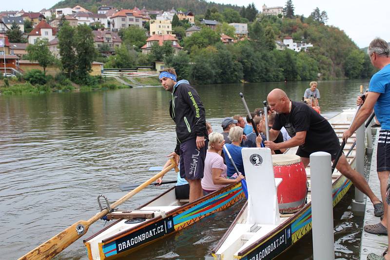 V berounském autokempu bylo o víkendu rušno. Konal se zde už 13. ročník závodů dračích lodí Berounský drak. Jeho součástí byl i Lunapark pro děti.