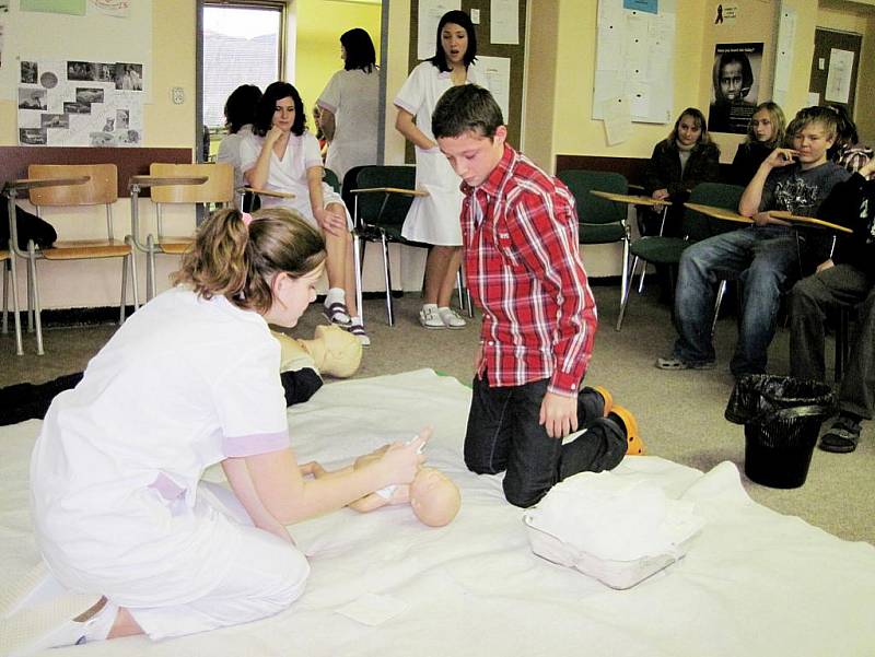Studenti Střední zdravotnické školy Beroun navštívili žáky v Počaplech