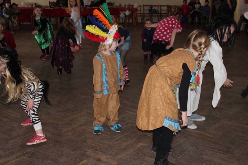 Spousta legrace, zábavy a různých soutěží provázely v sobotu dětský karneval v obci Tetín.